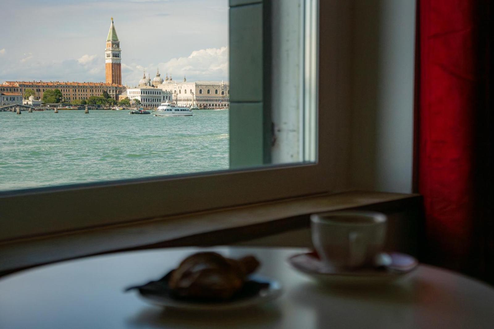 3 Windows On St Mark - Waterfront Apartment Venice Exterior photo
